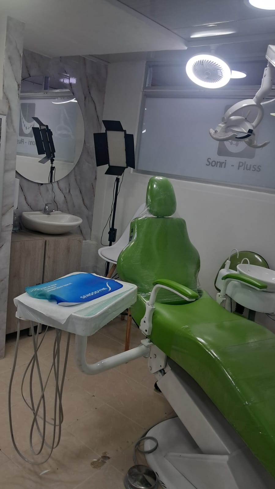 Unidad odontológica de la clínica Sonri-Pluss